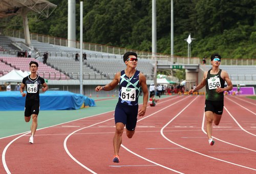 한국 최고 스프린터 김국영(가운데)