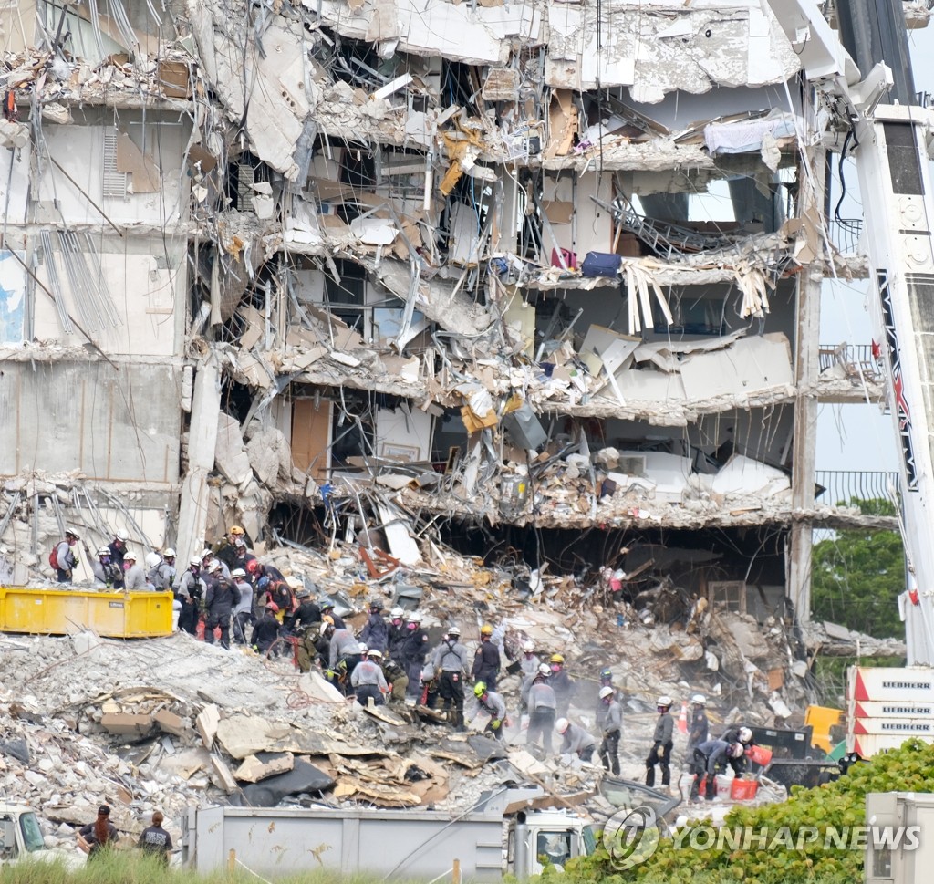 12층이 층층이 무너져 팬케익처럼 쌓여버린 붕괴사고 현장. 당국은 잔해 속 공간에 생존자가 있을 가능성에 매달리고 있다.[UPI=연합뉴스]