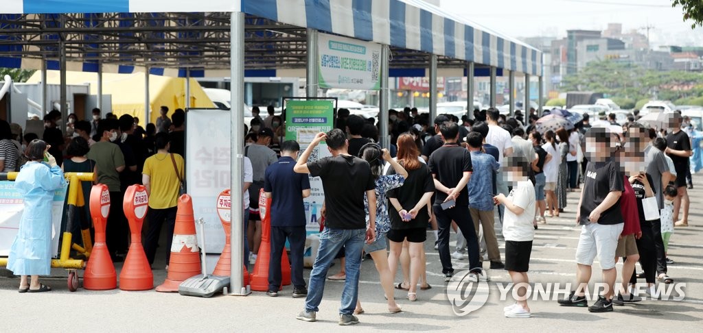 검사자 폭증에 북적이는 인천 선별진료소