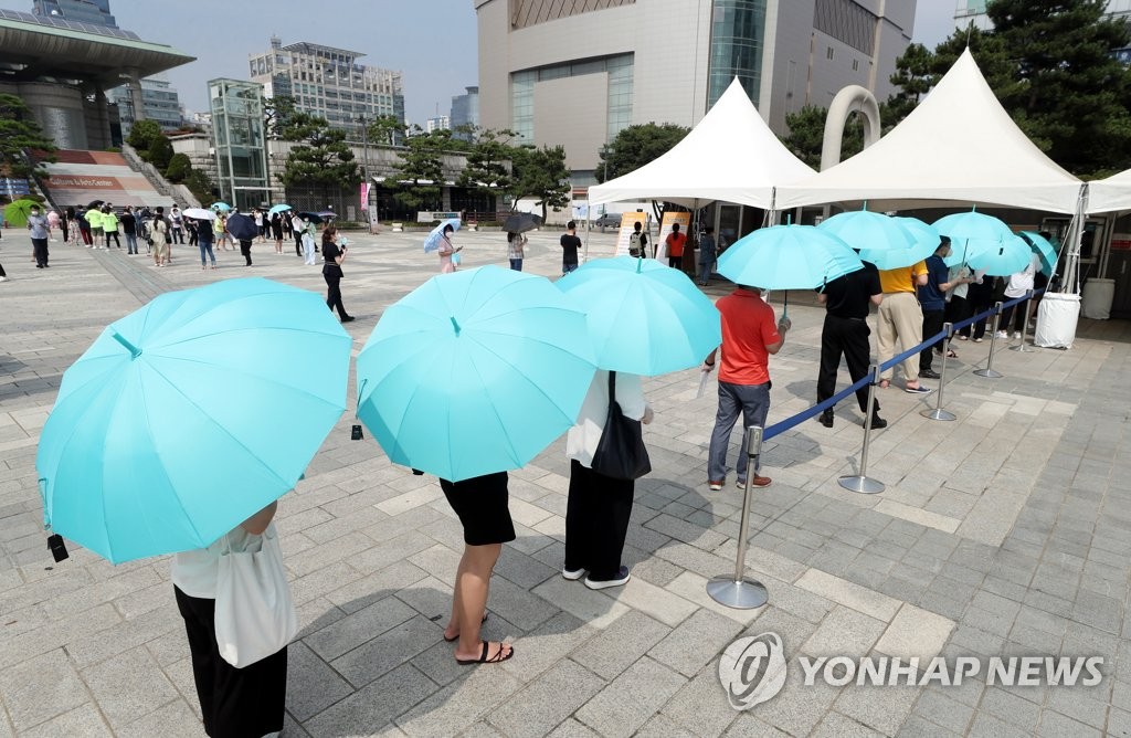 인천 남동구 구월동 선별검사소에 몰린 시민들