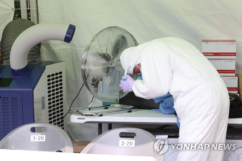 A medical worker takes a break at a makeshift clinic in western Seoul on July 12, 2021. (Yonhap) 