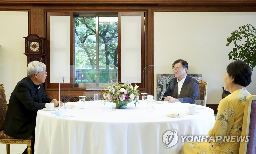 El presidente se reúne con el arzobispo surcoreano nombrado para un puesto en el Vaticano