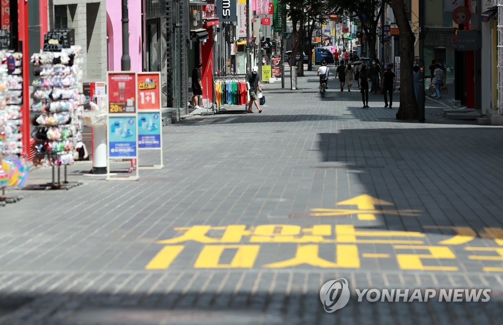 Few people walk down the main street of Myeongdong in downtown Seoul on July 18, 2021. (Yonhap)