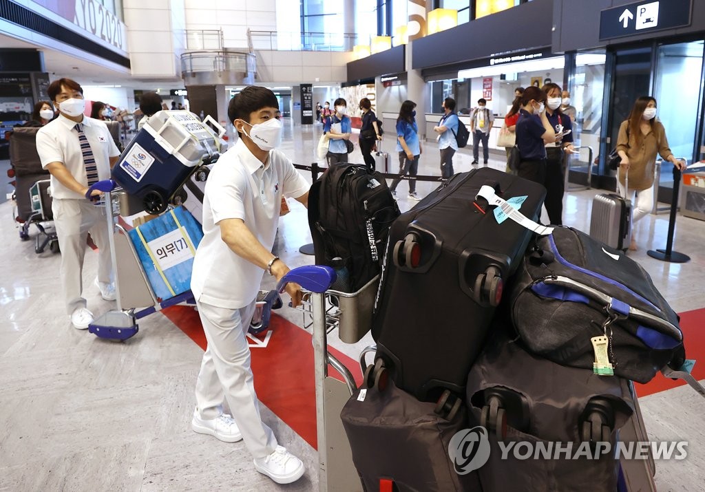 South Korean artistic gymnast Yang Hak-seon carries his bags at Narita International Airport in Narita, Japan, after arriving for the Tokyo Olympics on July 19, 2021. (Yonhap)