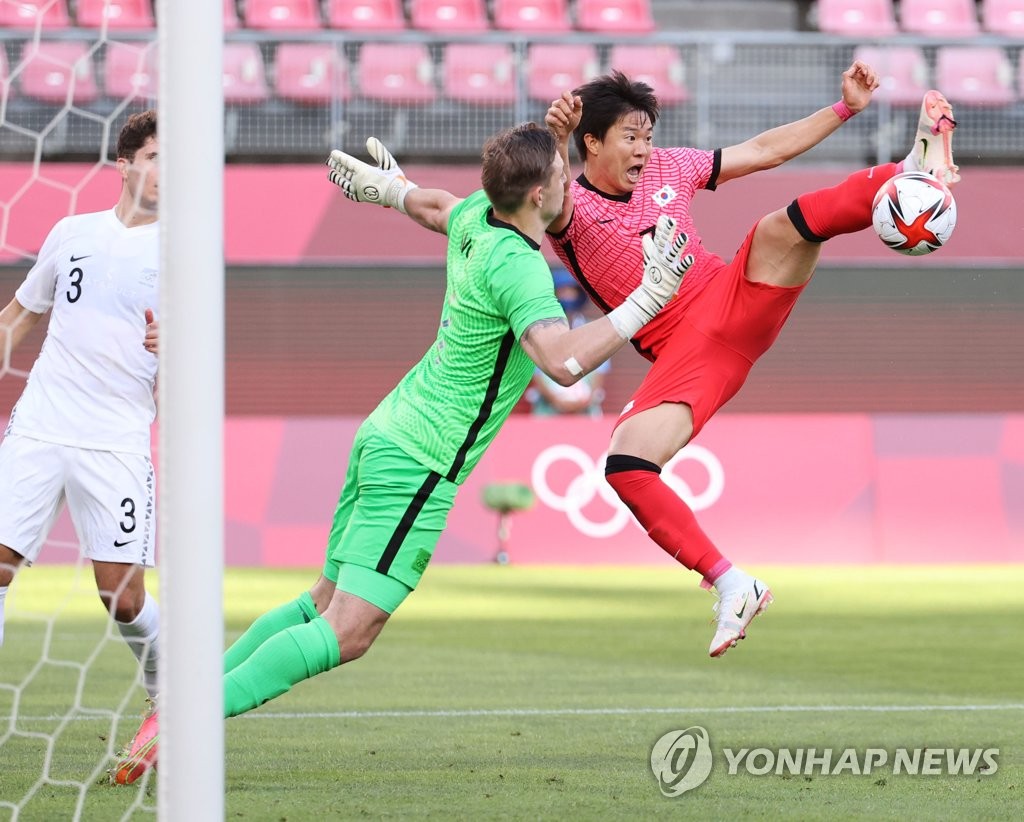 Kwon Chang-hoon of South Korea (R) fans on a shot against New Zealand goalkeeper Michael Woud during the teams' Group B match at the Tokyo Olympic men's football tournament at Ibaraki Kashima Stadium in Kashima, Japan, on July 22, 2021. (Yonhap)