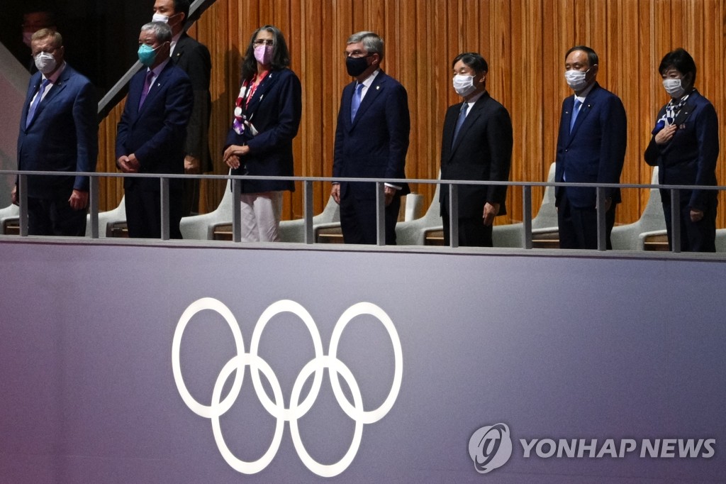 올림픽 개막식에 참석하는 나루히토 일왕과 스가 일본 총리