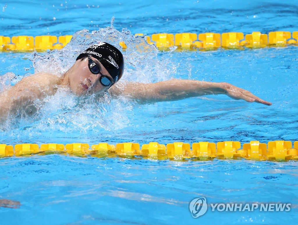 Hwang Sun-woo of South Korea competes in the heats for the men's 200m freestyle event at the Tokyo Olympics at Tokyo Aquatics Centre in Tokyo on July 25, 2021. (Yonhap)