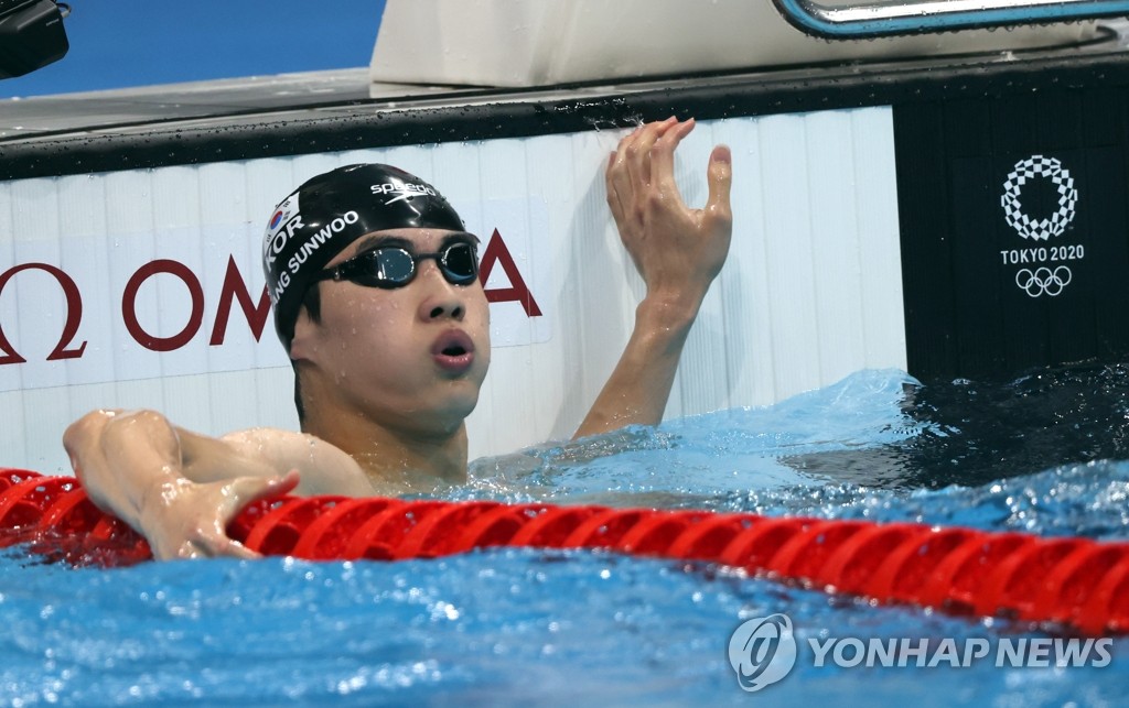 Hwang Sun-woo of South Korea checks his time after finishing his race in the semifinals for the men's 200m freestyle swimming event at the Tokyo Olympics at Tokyo Aquatics Centre in Tokyo on July 26, 2021. (Yonhap)