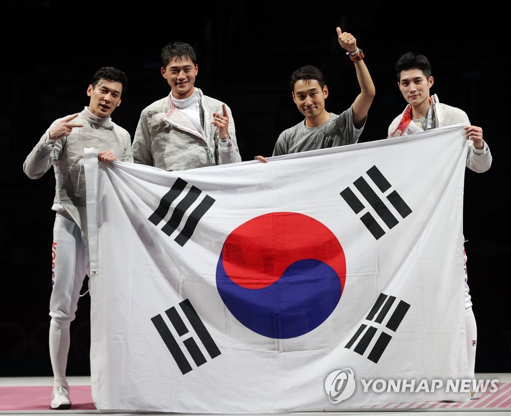 South Korean fencers Gu Bon-gil, Oh Sang-uk, Kim Jung-hwan and Kim Jun-ho (L to R) celebrate their victory over Italy in the final of the men's team sabre fencing event at the Tokyo Olympics at Makuhari Messe Hall B in Chiba, Japan, on July 28, 2021. (Yonhap)