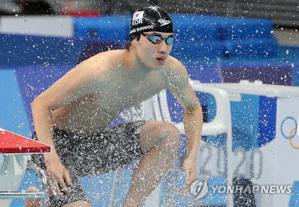 Hwang Sun-woo of South Korea prepares for the men's 100m freestyle swimming final at the Tokyo Olympics at Tokyo Aquatics Centre in Tokyo on July 29, 2021. (Yonhap)