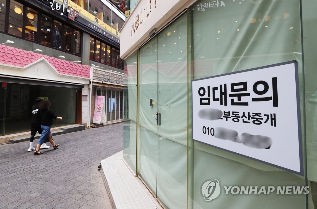This file photo, taken July 29, 2021, shows a nearly empty street in the shopping district of Myeongdong in central Seoul. (Yonhap)
