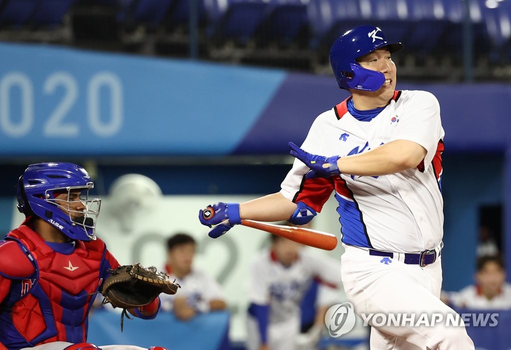 Kim Hyun-soo of South Korea hits a single against the Dominican Republic in the bottom of the third inning of the teams' first round game of the Tokyo Olympic baseball tournament at Yokohama Stadium in Yokohama, Japan, on Aug. 1, 2021. (Yonhap)