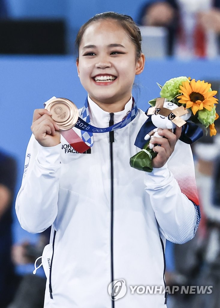South Korean gymnast Yeo Seo-jeong poses with her bronze medal from the women's vault event at the Tokyo Olympics at Ariake Gymnastics Centre in Tokyo on Aug. 1, 2021. (Yonhap)