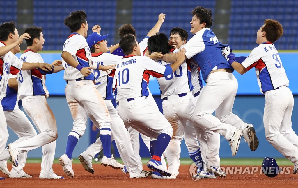 South Korean players celebrate their 4-3 win over the Dominican Republic in the teams' first round game of the Tokyo Olympic baseball tournament at Yokohama Stadium in Yokohama, Japan, on Aug. 1, 2021. (Yonhap)