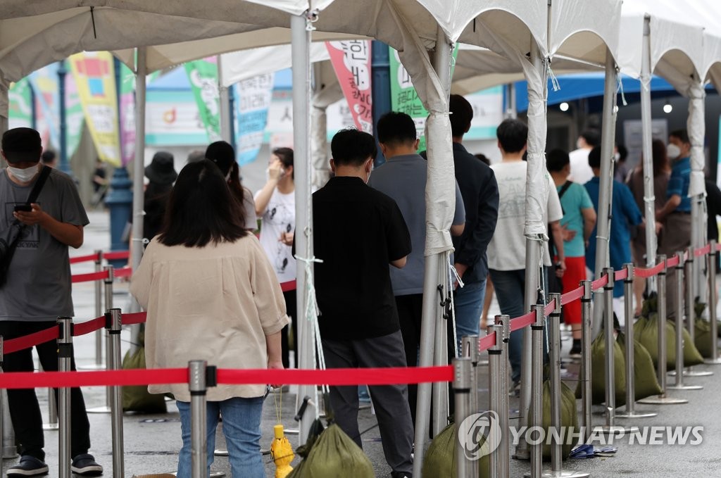 ソウル駅前の新型コロナウイルス検査所で順番を待つ人々＝２日、ソウル（聯合ニュース）