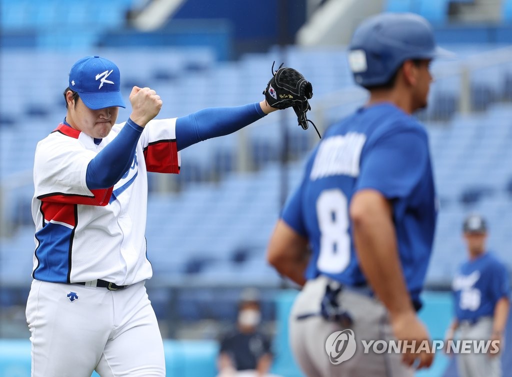 Cho Sang-woo of South Korea pumps his fist after escaping a bases-loaded jam against Israel in the top of the fifth inning of the teams' second-round game at the Tokyo Olympic baseball tournament at Yokohama Stadium in Yokohama, Japan, on Aug. 2, 2021. (Yonhap)