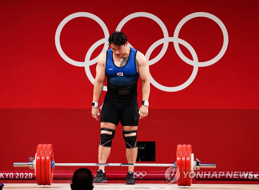 Jin Yun-seong of South Korea reacts to an unsuccessful snatch attempt during the men's 109kg weightlifting event at the Tokyo Olympics at Tokyo International Forum in Tokyo on Aug. 3, 2021. (Yonhap)