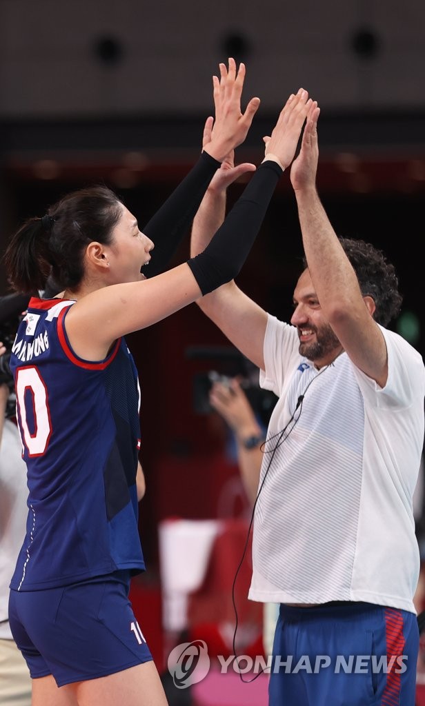 Kim Yeon-koung of South Korea (L) and her coach Stefano Lavarini celebrate the team's victory over Turkey in the quarterfinals of the Tokyo Olympic women's volleyball tournament at Ariake Arena in Tokyo on Aug. 4, 2021. (Yonhap)