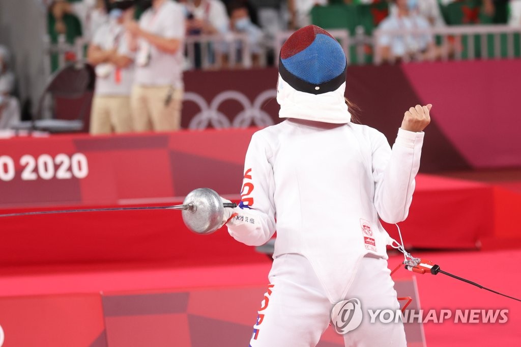 Kim Se-hee of South Korea celebrates her point against Gintare Venckauskaite of Lithuania during the fencing ranking round for the women's modern pentathlon at the Tokyo Olympics at Musashino Forest Sport Plaza in Tokyo on Aug. 5, 2021. (Yonhap)
