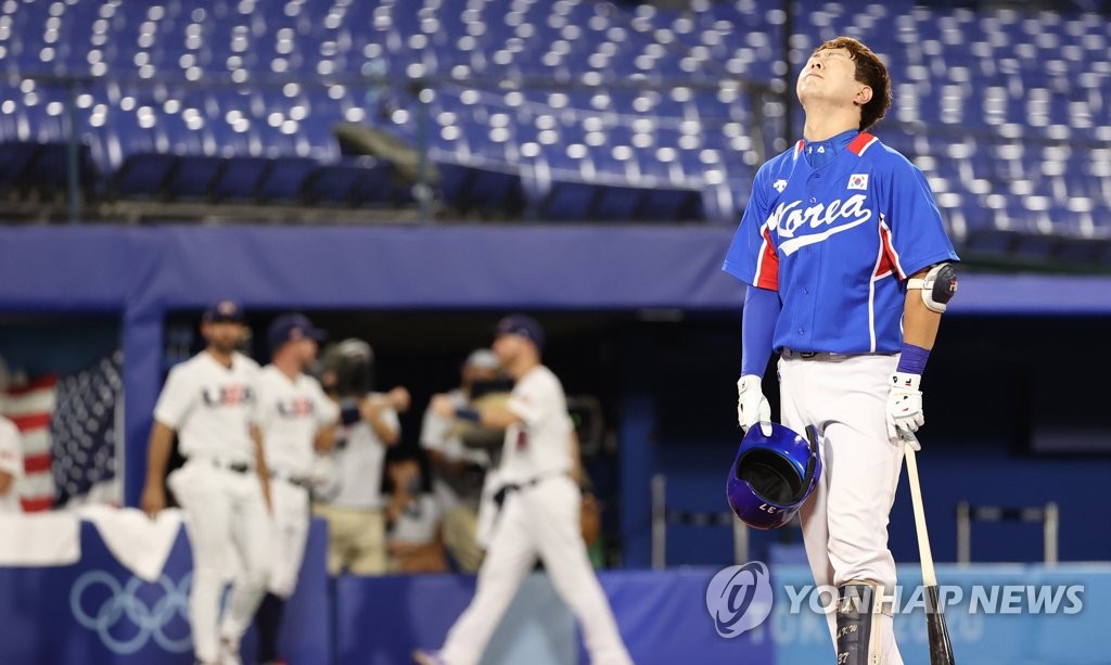 Park Kun-woo of South Korea reacts after striking out against the United States in the top of the fourth inning of the teams' semifinal game of the Tokyo Olympic baseball tournament at Yokohama Stadium in Yokohama, Japan, on Aug. 5, 2021. (Yonhap)