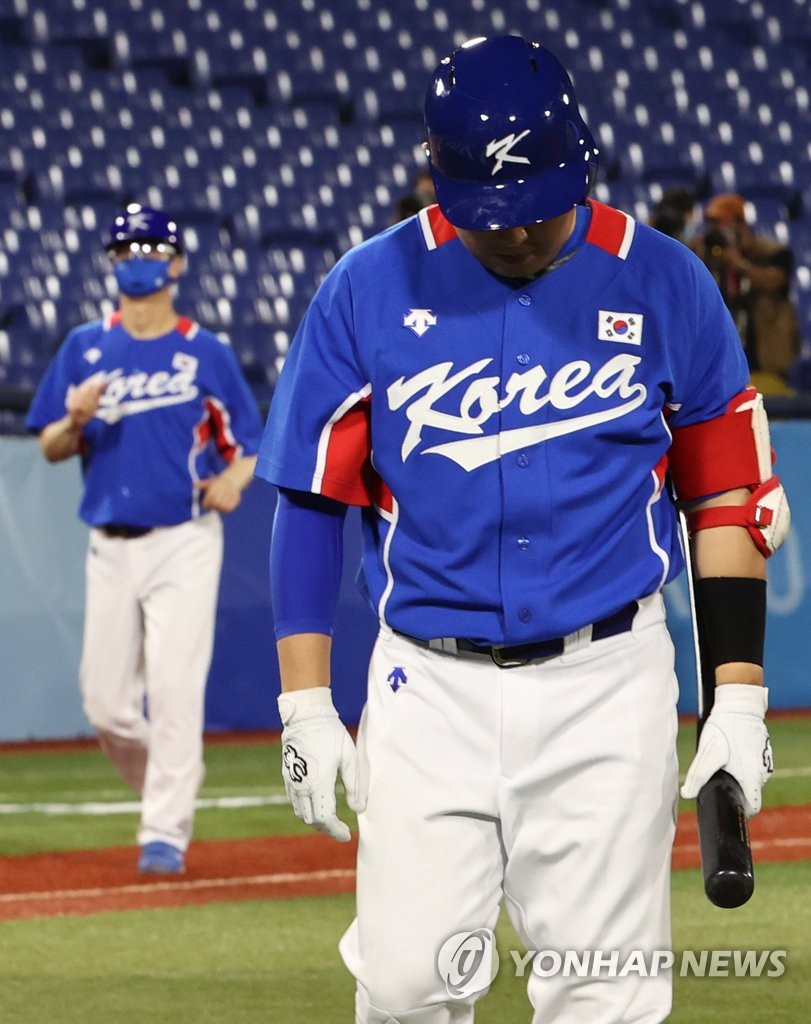 Yang Eui-ji of South Korea returns to the dugout after lining out to the U.S. pitcher Anthony Carter for a 7-2 South Korean loss in the teams' semifinal game of the Tokyo Olympic baseball tournament at Yokohama Stadium in Yokohama, Japan, on Aug. 5, 2021. (Yonhap)