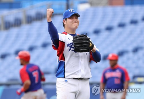 LEAD) Twins defeat Heroes to open KBO postseason series behind timely  errors