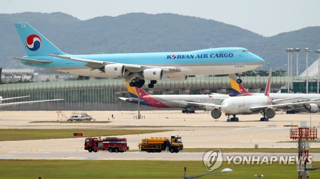 A Korean Air plane carrying the latest shipment of Moderna's vaccine arrives at Incheon International Airport, west of Seoul, on Aug. 7, 2021. (Yonhap)