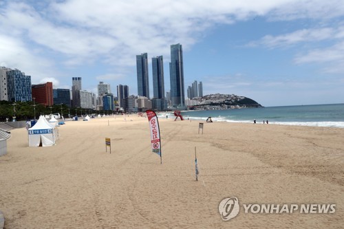 부산 해운대 해변 폐쇄에도 방문객은 안 줄어…광복절 연휴 걱정