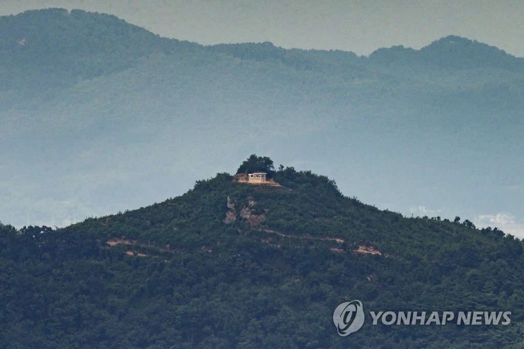 La foto, tomada, el 10 de agosto de 2021, desde un observatorio en la ciudad fronteriza surcoreana de Paju, muestra la aldea norcoreana de Kaepung, en la frontera occidental con Corea del Sur.