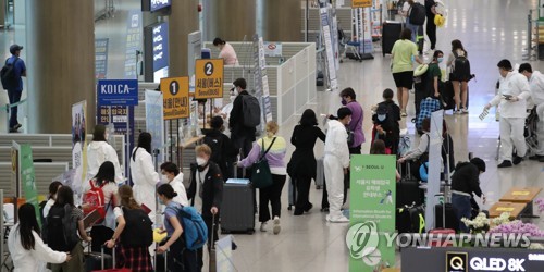海外からの入国者で混み合う仁川国際空港の入国ロビー＝１１日、仁川（聯合ニュース）