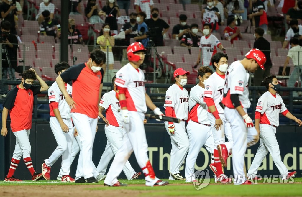 Members of the Kia Tigers react to a 7-7 tie against the Hanwha Eagles in their Korea Baseball Organization regular season game at Gwangju-Kia Champions Field in Gwangju, 330 kilometers south of Seoul, on Aug. 11, 2021. The Tigers led 7-1 after eight innings but allowed six runs in the top of the ninth. (Yonhap)