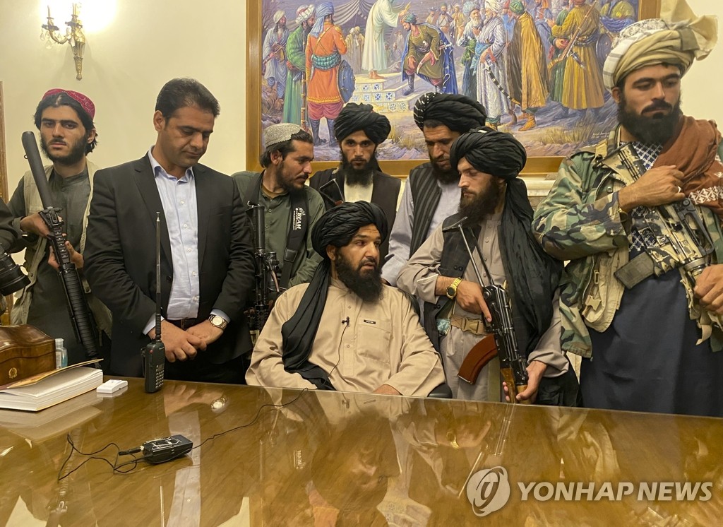 "전쟁은 끝났다" 아프간 대통령궁 장악한 탈레반