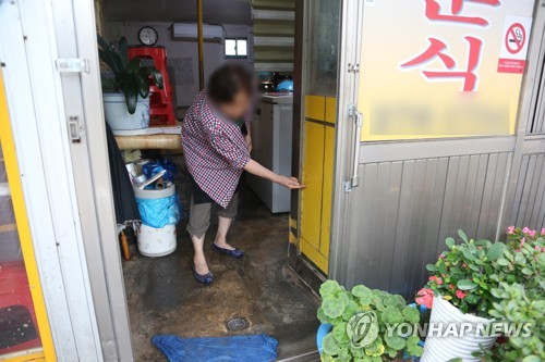"떠내려온 쓰레기 물길 막아"…구룡포읍 100㎜ 비에 곳곳 침수