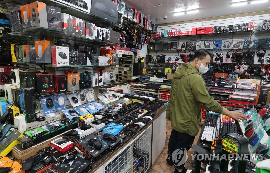 A man looks around a store for digital devices in Seoul on Aug. 24, 2021. (Yonhap)