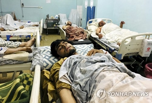 병원 침상 가득 채운 카불공항 인근 폭탄테러 부상자들