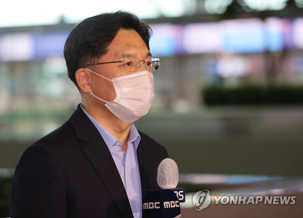 South Korea's chief nuclear envoy, Noh Kyu-duk, speaks to reporters at Incheon International Airport, west of Seoul, on Aug. 29, 2021, before departing for the United States. Noh plans to meet officials from the State Department, the White House National Security Council and others to follow up on discussions he had with his counterpart, Sung Kim, in Seoul last week. (Yonhap)