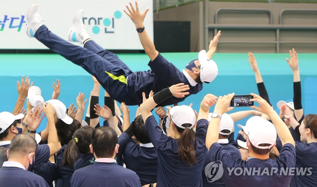 강성형감독 우승 헹가래