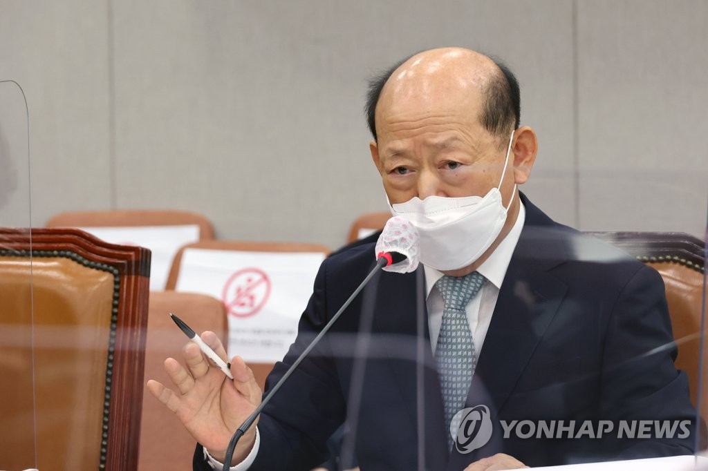 Song Doo-hwan, the nominee for chairman of the National Human Rights Commission, answers lawmakers' questions during his confirmation hearing at the National Assembly in Seoul on Aug. 30, 2021. (Yonhap)