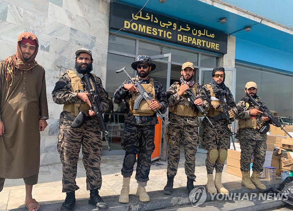 지난달 31일 아프가니스탄 수도 하미드 카르자이 국제공항 내부에서 탈레반 조직원들이 경비를 서고 있다. [AP=연합뉴스] 