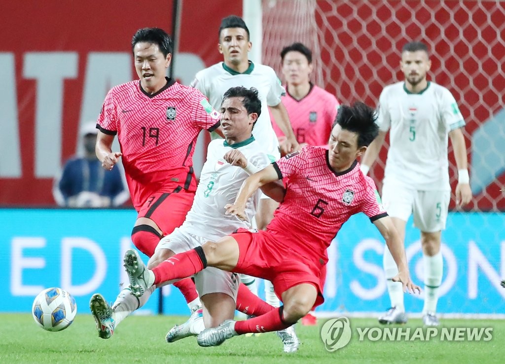 Hwang In-beom of South Korea (R) and Ibrahim Bayesh of Iraq battle for the ball during the teams' Group A match in the final Asian qualifying round for the 2022 FIFA World Cup at Seoul World Cup Stadium in Seoul on Sept. 2, 2021. (Yonhap)