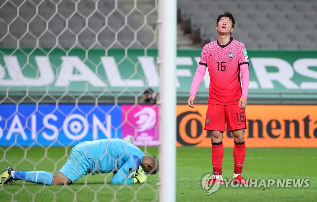 In this file photo, Hwang Ui-jo of South Korea (R) reacts to a missed scoring opportunity against Iraq during the teams' Group A match in the final Asian qualifying round for the 2022 FIFA World Cup at Seoul World Cup Stadium in Seoul on Sept. 2, 2021. (Yonhap)