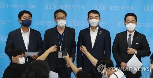 '윤석열 전 총장 고발 사주 의혹' 관련 기자회견하는 민주당 법사위원들
