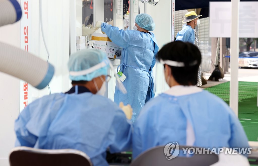 Medical workers prepare to conduct COVID-19 tests at a screening center in southern Seoul on Sept. 9, 2021. (Yonhap)