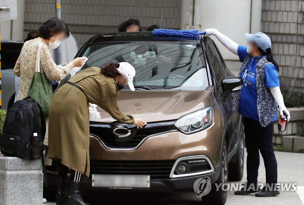 물티슈로 조국 차 닦는 지지자들 | 연합뉴스