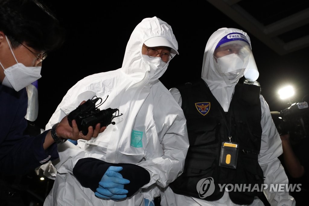 해외도피 90일 만에 광주로 압송된 문흥식
