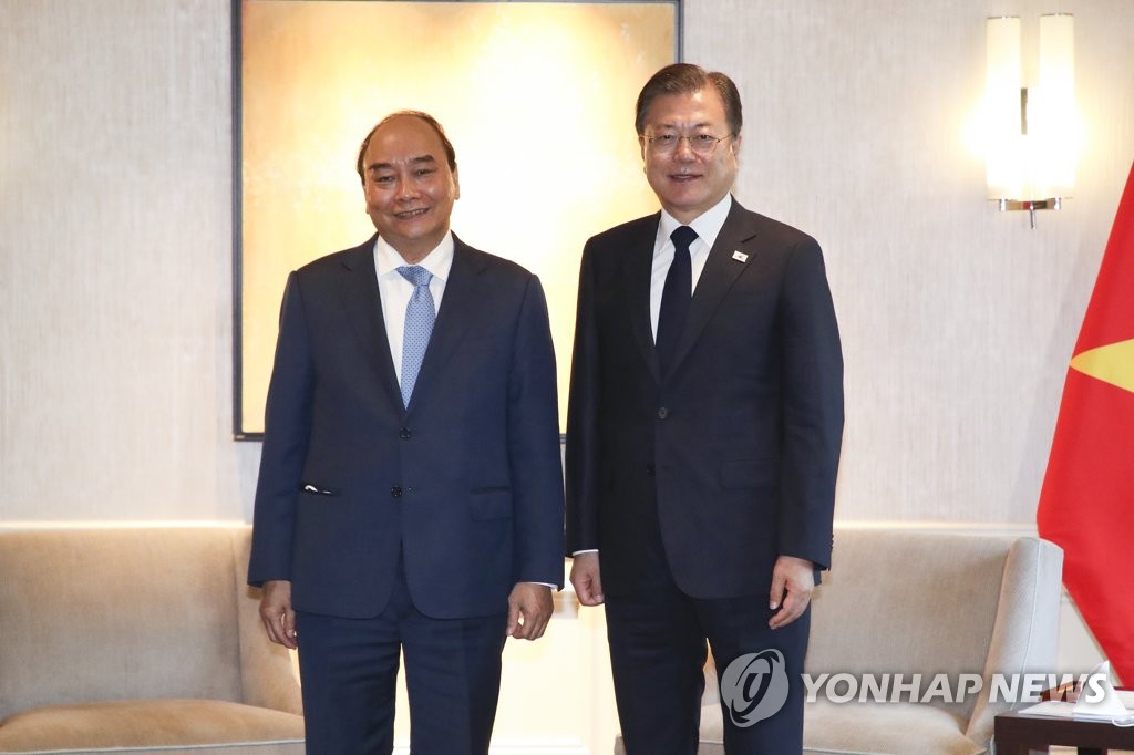 South Korean President Moon Jae-in (R) and his Vietnamese counterpart Nguyen Xuan Phuc pose for a photo during a summit in New York on the sidelines of the U.N. General Assembly session on Sept. 21, 2021. (Yonhap)