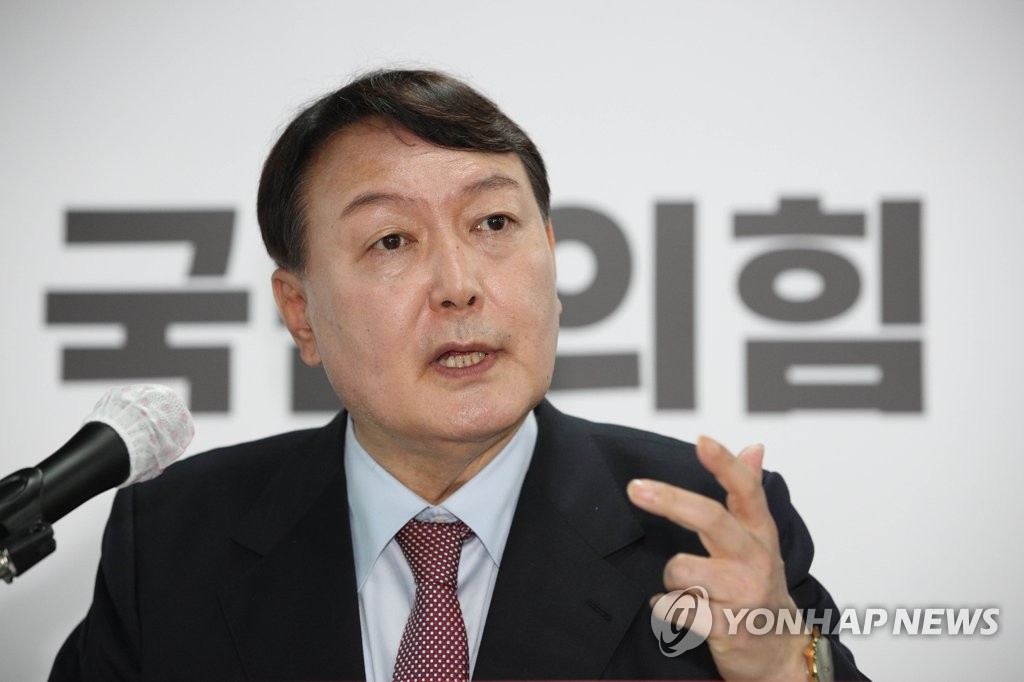 This pool photo, taken on Sept. 22, 2021, shows Yoon Seok-youl, the front-running opposition presidential contender, announcing his election pledges on diplomacy and security issues at the central office of the main opposition People Power Party (PPP) in western Seoul. (PHOTO NOT FOR SALE) (Yonhap)