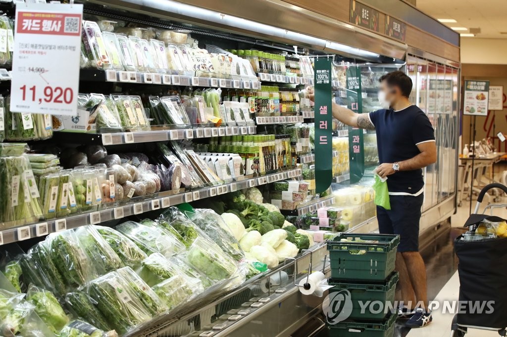 A shopper purchases groceries at a supermarket in Seoul on Sept. 24, 2021. (Yonhap)