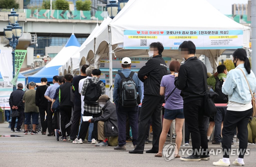 People stand in line to receive coronavirus tests at a screening clinic in Seoul on Sept. 25, 2021. (Yonhap)