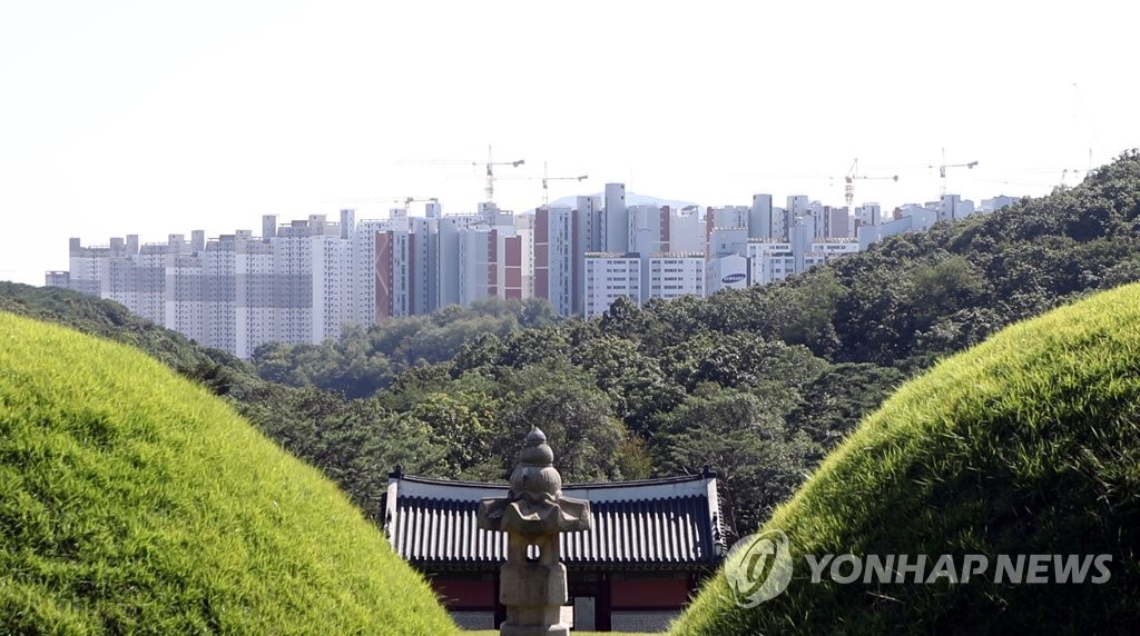 김포 장릉 사이로 보이는 신축 아파트 단지